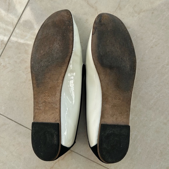 CHANEL IVORY PATENT LOAFERS SILVER CC LOGO - Picture 5 of 7